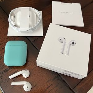 Apple AirPods w/Charging Case & Silicone Case